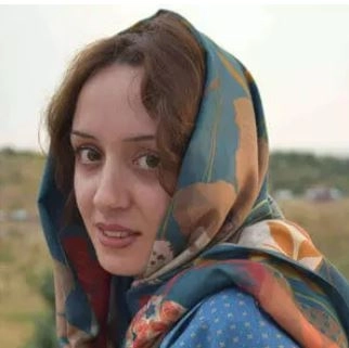 نیلوفر خوش زبان